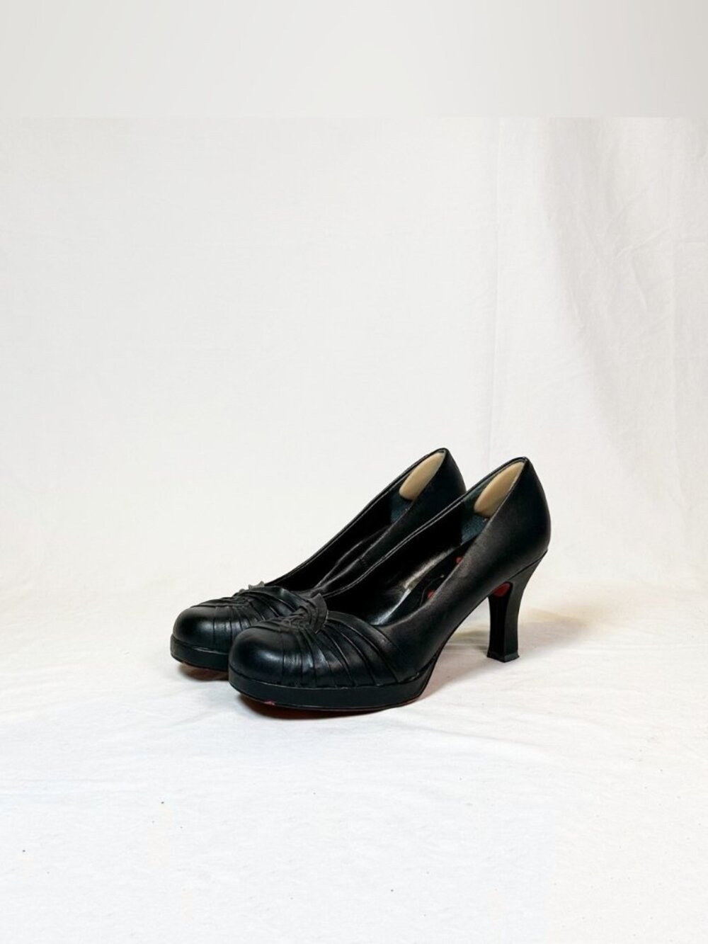 Vintage 90s Y2K Black Mudd Faux Leather Heels Pumps~7.5~